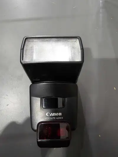 Enhance your photography with this Canon Speedlite 420EX, a versatile external flash for Canon camer...