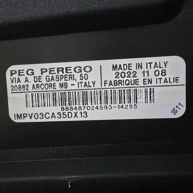 Peg Perego Infant car seat with Base in Strollers, Carriers & Car Seats in Oakville / Halton Region - Image 6