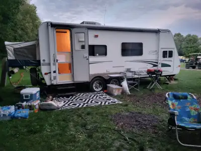 2005 trail cruiser 230fs. Sleeps 6 to 8.Has one queen hybrid end. After market stereo , a sun shade....