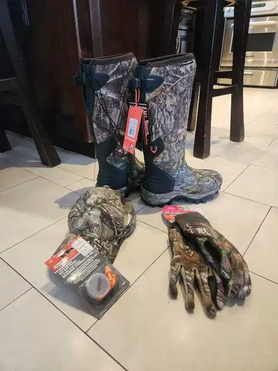 Woman hunting bundle, 45% off from what paid, all brand new with tags. -Reeltree hunting boits Hunts...