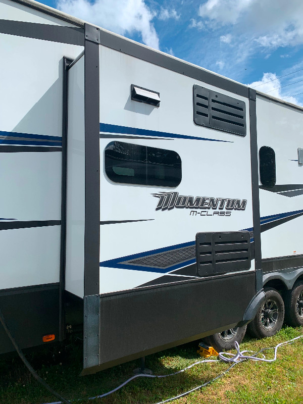 2019 Grand Design 381M - 5th Wheel Toy Hauler in Travel Trailers & Campers in Kamloops - Image 4