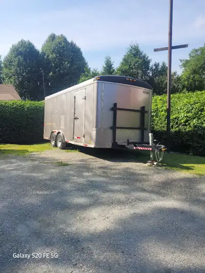 Cette remorque fermée Cargo Express de 8 pieds par 18 pieds est un outil robuste et spacieux, idéal...