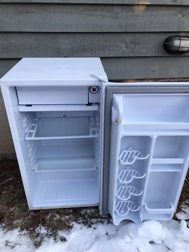 Danby Mini-Fridge (3.2 cu ft, White) in Refrigerators in City of Halifax - Image 3