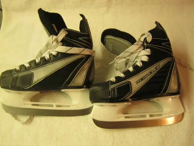Hespeler Youth hockey skates. in Skates & Blades in City of Toronto - Image 4