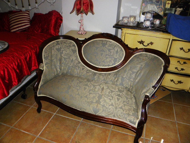 Fabulous Antique Settee Needs Undercarriage Repair in Home Décor & Accents in Mississauga / Peel Region - Image 3