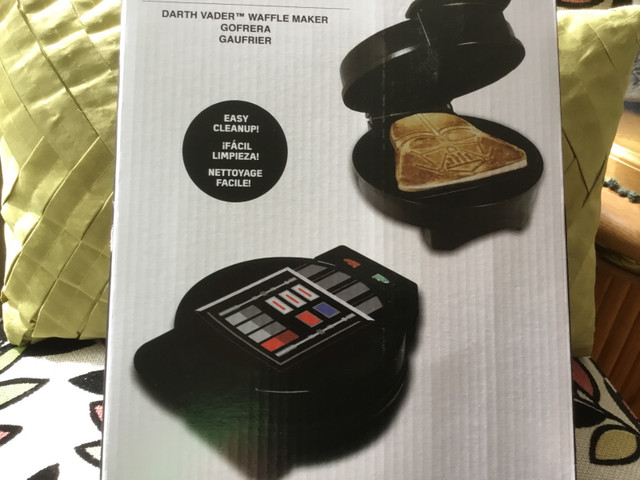Star Wars CHEESE SANDWICH MAKER (new in box) in Toasters & Toaster Ovens in La Ronge - Image 2