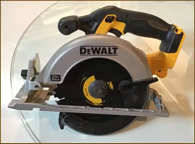 DeWalt 6.5" Cordless Circular Saw and Blade in Power Tools in Owen Sound - Image 2