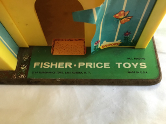 VINTAGE FISHER PRICE FAMILY PLAYHOUSE in Arts & Collectibles in Markham / York Region - Image 3