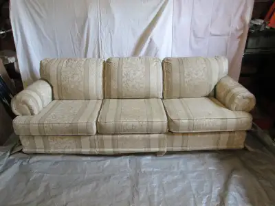 Sears quality couch. Made in Canada. Good condition. Needs a slight spot cleaning. (Cushions flip si...