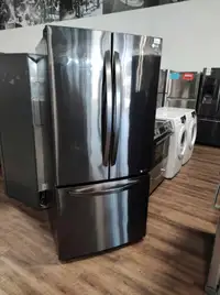 Econoplus Lévis! Réfrigérateur inox noir très propre disponible!