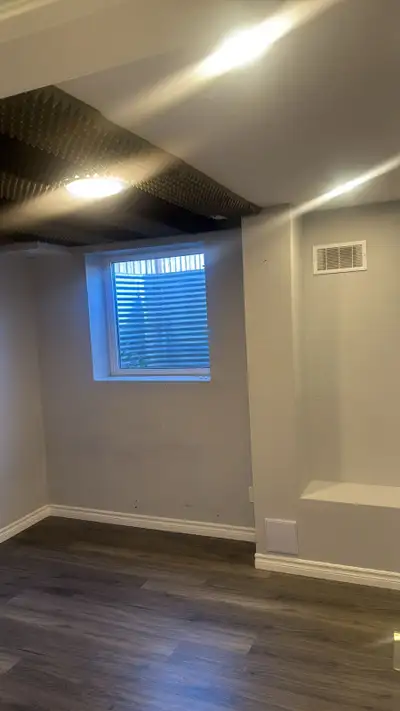 One bedroom private basement unit in scenic Treetops Allistion (New Techumseth), with separate entra...