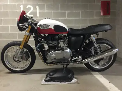Selling my 2005 Triumph Thruxton which has low km and comes with a complete Thruxton 1200 R front en...
