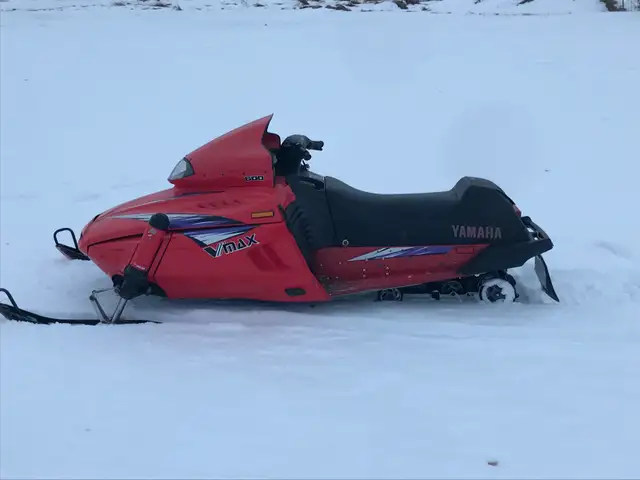 1996 Yamaha Vmax 600 in Snowmobiles in Edmonton - Image 3