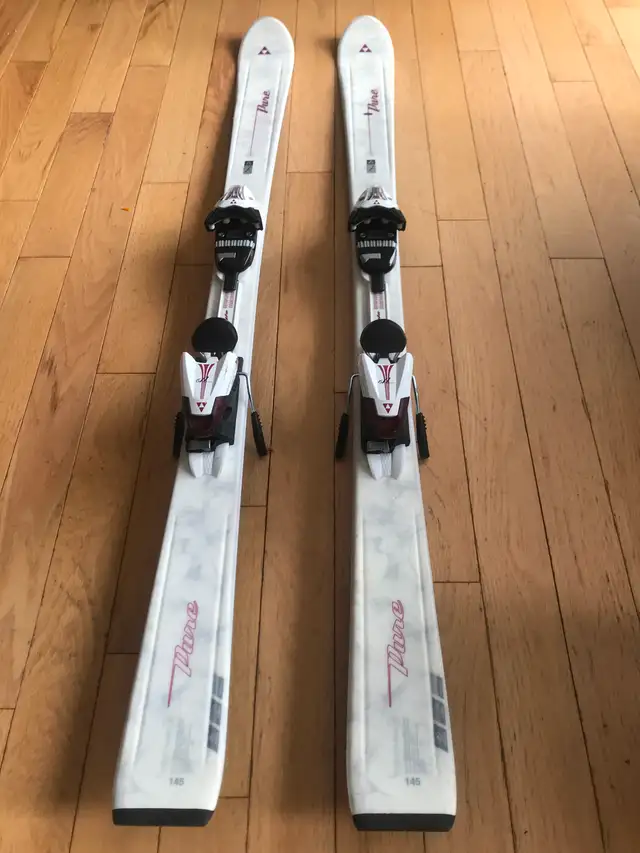 Women skis in Ski in Kingston - Image 4