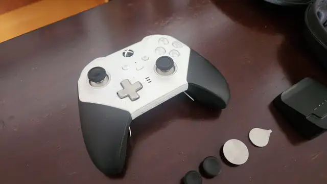 Xbox Elite Controller Series 2 + Xbox Wireless Adapter in XBOX One in City of Montréal - Image 4