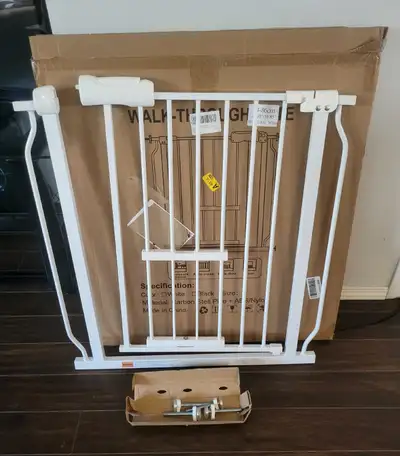 21.93" - 33.85" Metal baby gate (New)