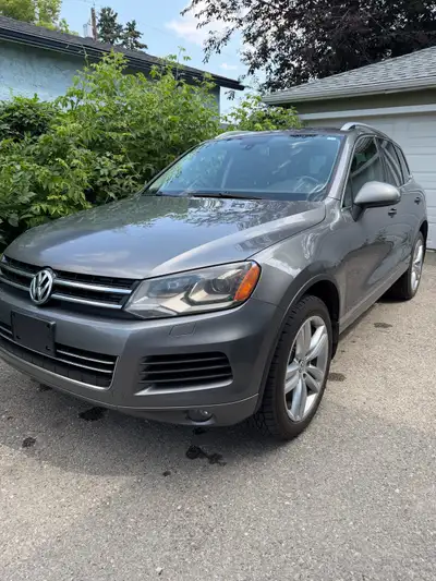 2013 Volkswagen Touareg Highline AWD – $9000 OBO Well-maintained 2013 Volkswagen Touareg Highline wi...