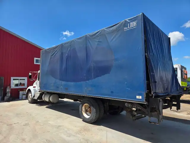 2002 Kenworth T300 Curtain side with lift gate in Heavy Trucks in Peterborough - Image 5