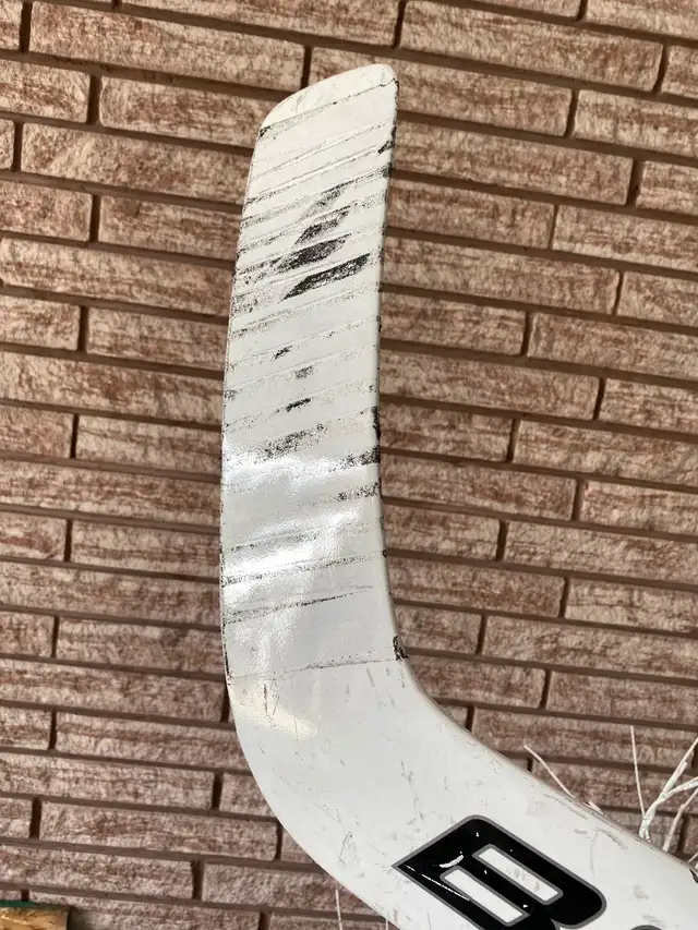 Warrior Goalie helmet SR S/M and Bauer STK JR stick in Hockey in Sudbury - Image 8