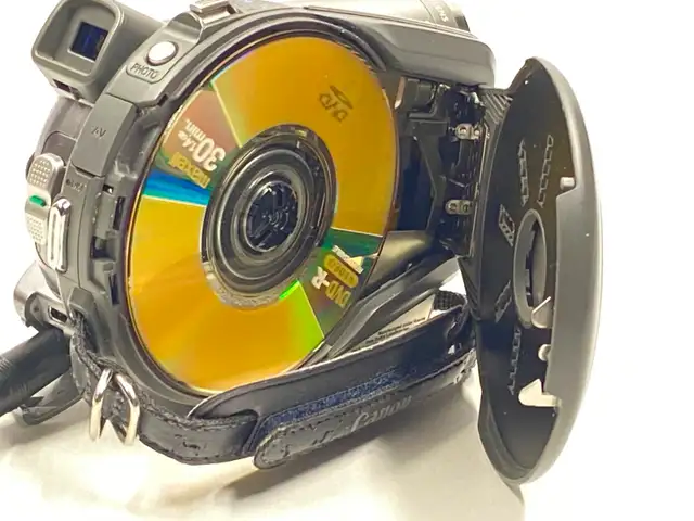 CANON DC10 Mini DVD Video Camcorder 10x Optical Zoom - Works in Cameras & Camcorders in Edmonton - Image 8