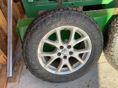 Quatre mags Cherokee 5x110, 17po. Avec tpms très propres, à vendre, sans les pneus mags seulement.....