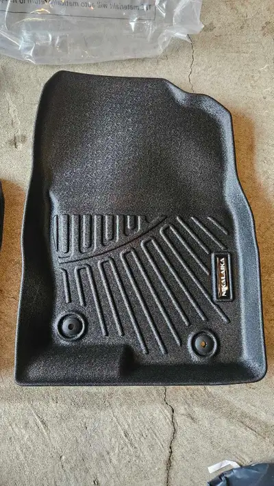 All weather, waterproof, non-slip, fitted car mats for Mazda CX-5 2017-2025. Brand new... never used...
