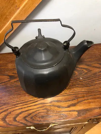 This is a vintage Wagner Ware Sidney, Ohio Colonial tea kettle. It's a charming piece with a history...
