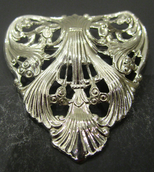SIX SILVERY TONE VINTAGE BROOCHES in Arts & Collectibles in Hamilton - Image 4