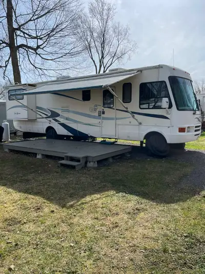 Motorisé à vendre. 514-214-9963, prix demandé 27,500$ Classe A, 33 pieds, année 2004 National RV Sea...