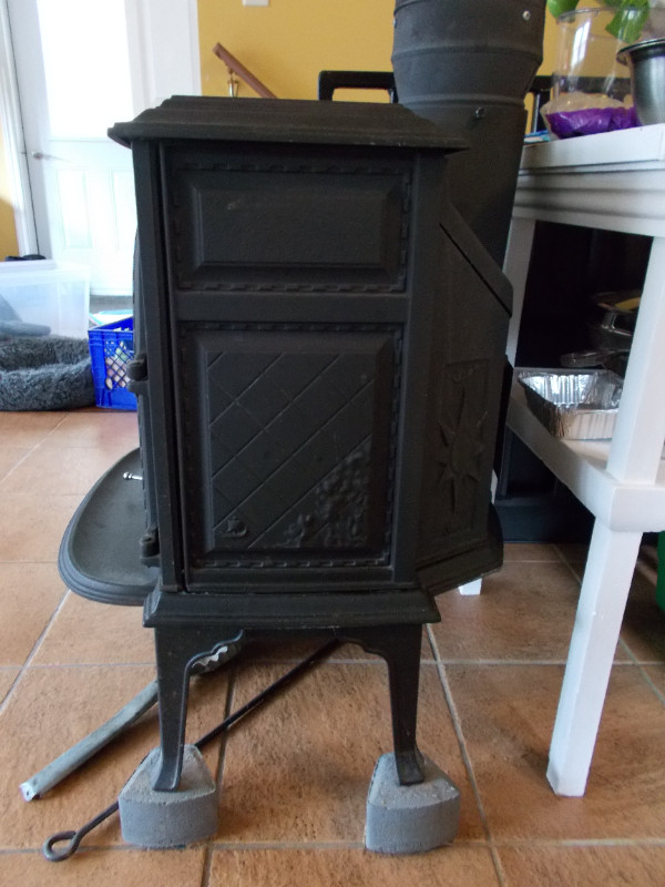 Jotul F400 Woodstove in Fireplace & Firewood in Fredericton - Image 2