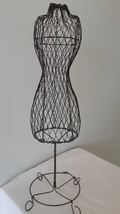 Very good condition. Clean. About 15 1/2 inches tall. Nipped in waist. Wire base is 4 1/2 inches in...