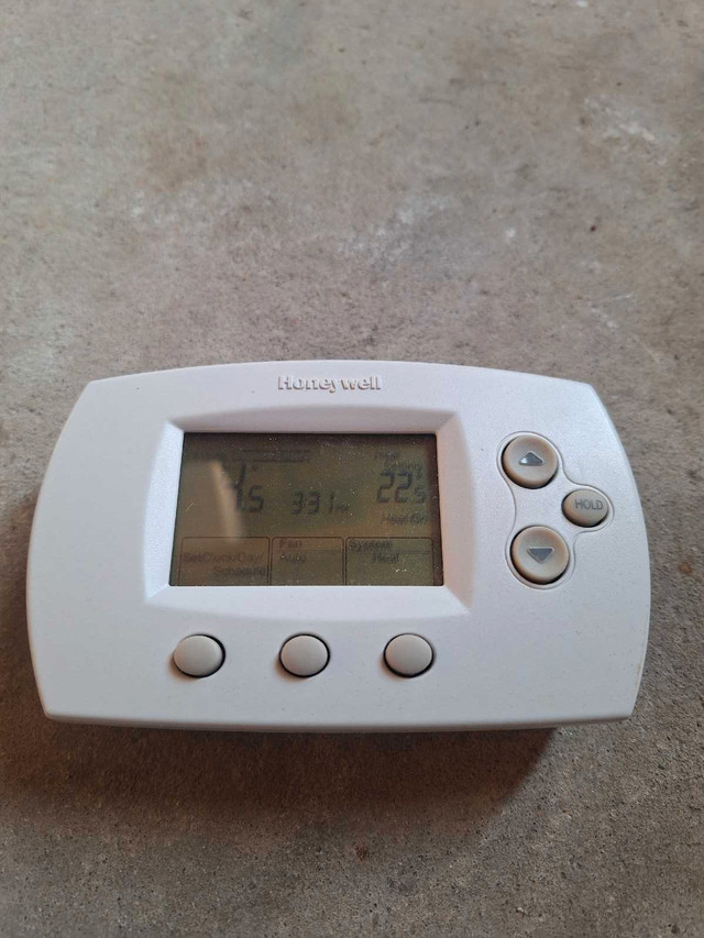 Non- prrogramable thermostat in Heating, Cooling & Air in Markham / York Region