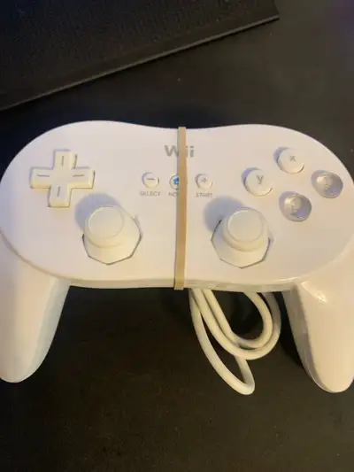 Selling a used Nintendo Wii Pro Controller, fully functional and ready for some retro gaming action....
