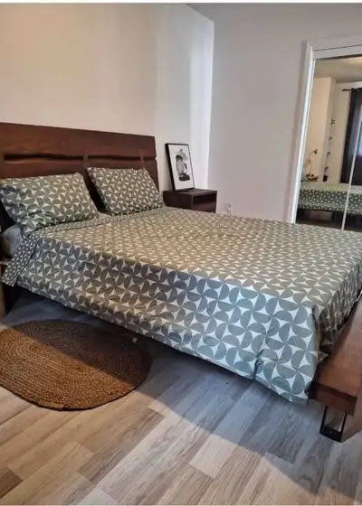 Grand Lit et 2 tables chevet pour un matelas queen, View more