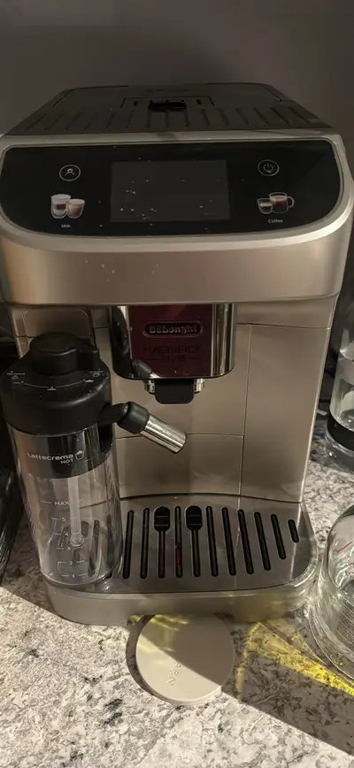 I'm selling a used DeLonghi Magnifica Plus, a super-automatic espresso machine that brings the café...