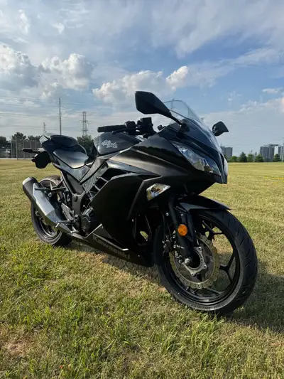 2015 Kawasaki Ninja 300 COMES SAFTEY CERTIFIED [17,000 Km] Everything on the bike is in perfect cond...
