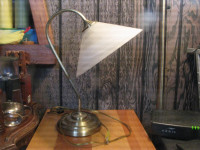 Lampe de table pivotante de 18,5 pouces de hauteur.