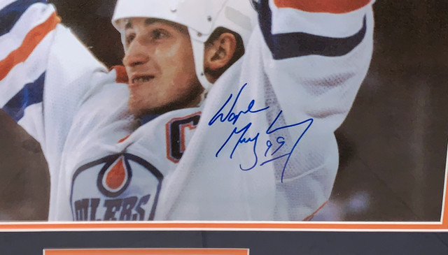 Wayne Gretzky Framed signed Edmonton Oilers - 16 x 20 Photo in Arts & Collectibles in Mississauga / Peel Region - Image 4
