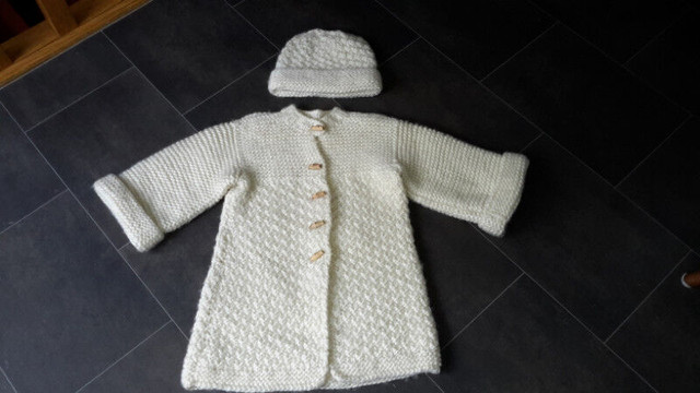 Veste et chapeau en tricot dans Enfants et jeunesse  à Ville de Québec