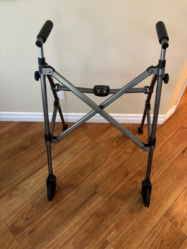 Walker - Lightweight - foldable in Health & Special Needs in City of Montréal - Image 3