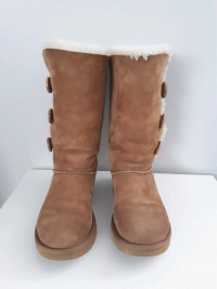 UGG Baily Button triple, size 6