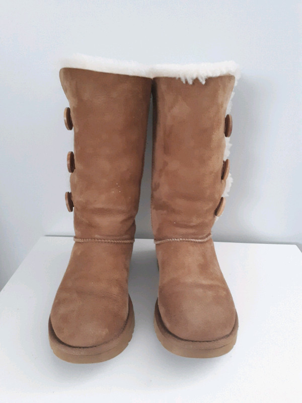 UGG Baily Button triple, size 6 in Women's - Shoes in Strathcona County