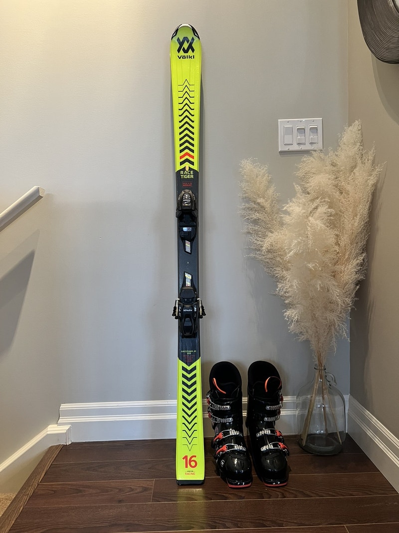 Volkl Racetiger Jr Skis, 150cm / bindings with Rossignol boots Ski