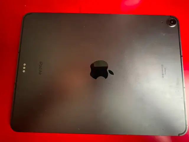 iPad Air 5 génération Price Négociable in iPads & Tablets in Laval / North Shore - Image 5