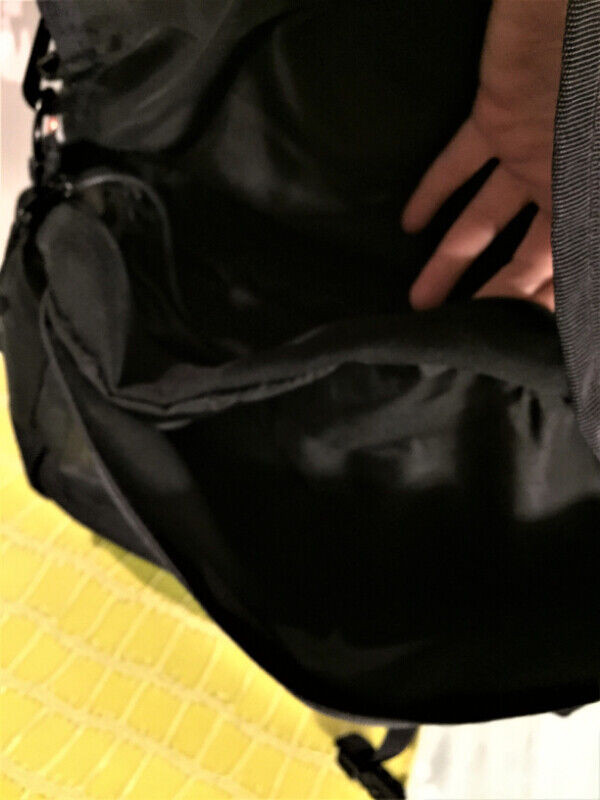 L.L. Bean Unisex Black Ballistic Nylon Messenger Crossbody Bag in Women's - Bags & Wallets in City of Toronto - Image 3