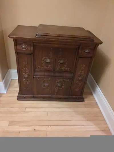 32x17x31 in high Beautiful singer sewing machine from 1923 Would need a new belt which can be purcha...