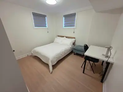 Yonge St/King Rd private room in detach house for rent, quiet street - Big Windows - Furnished - Lea...