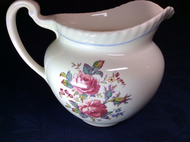 Ceramic Floral CREAMER/PITCHER/GRAVY BOAT/VASE- Johnson Bros-NEW in Arts & Collectibles in City of Toronto - Image 3