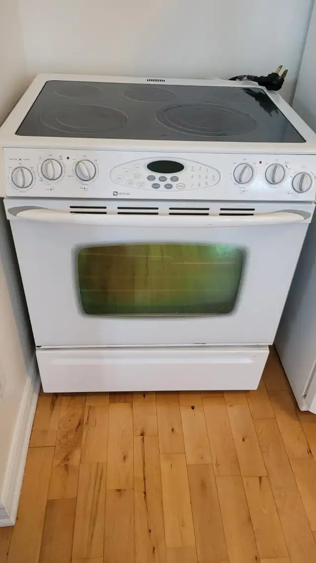 Frigo + four avec plaque céramique/Stove Electric range + Fridge in Other in City of Montréal - Image 2