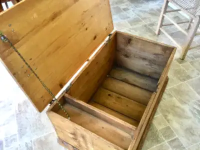 Antique coffre de menuisier en pin, View more